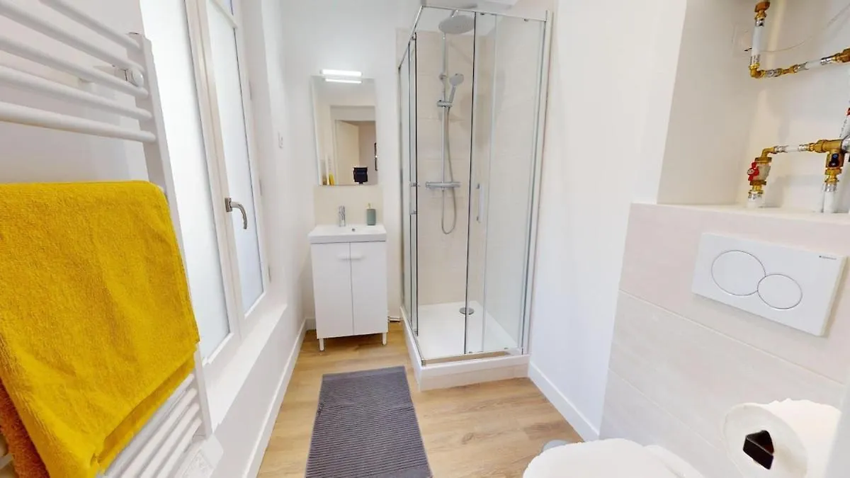 Charming Parisian Room - Canal Saint-Martin Apartment